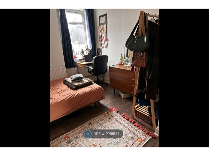 3 Bedroom Flat To Rent In Ballards Lane, London, N3