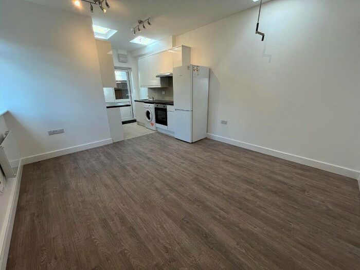 Studio To Rent In Elms Avenue, London, NW4
