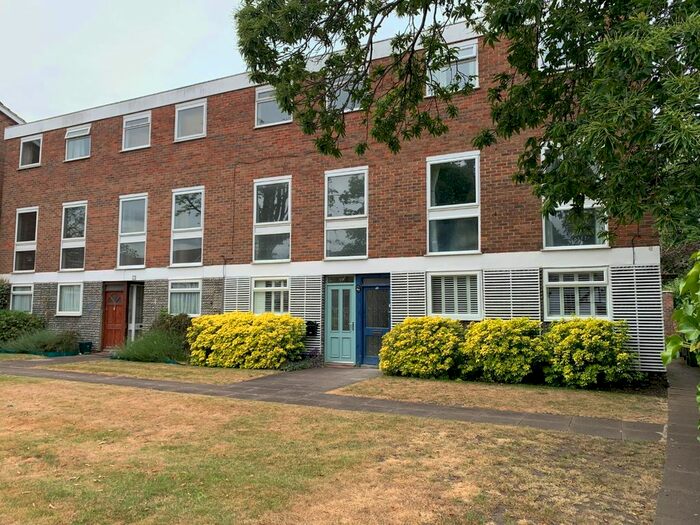 2 Bedroom Maisonette To Rent In High Street, Shepperton, TW17