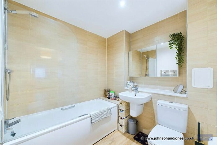 2 Bedroom Apartment For Sale In Strawberry Fields, Rowtown, Surrey, KT15