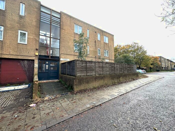 2 Bedroom Apartment For Sale In Towan Avenue, Fishermead, Milton Keynes, MK6