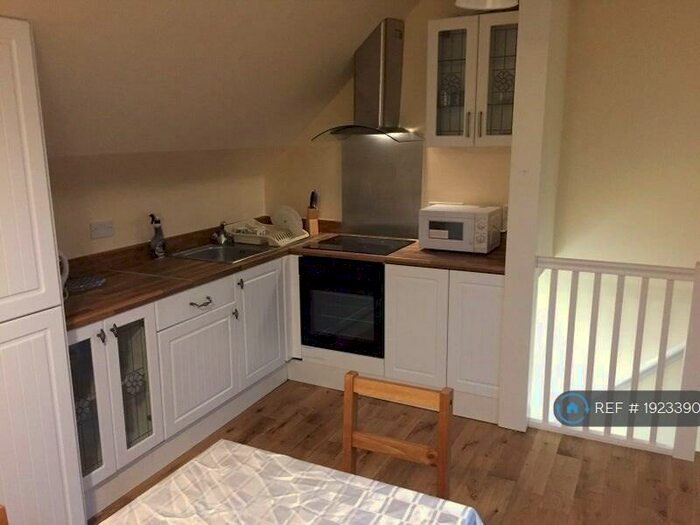 2 Bedroom Flat To Rent In Western Road, Maidstone, ME16