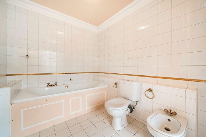 4 Bedroom Flat To Rent In Warwick Gardens, Holland Park, W14