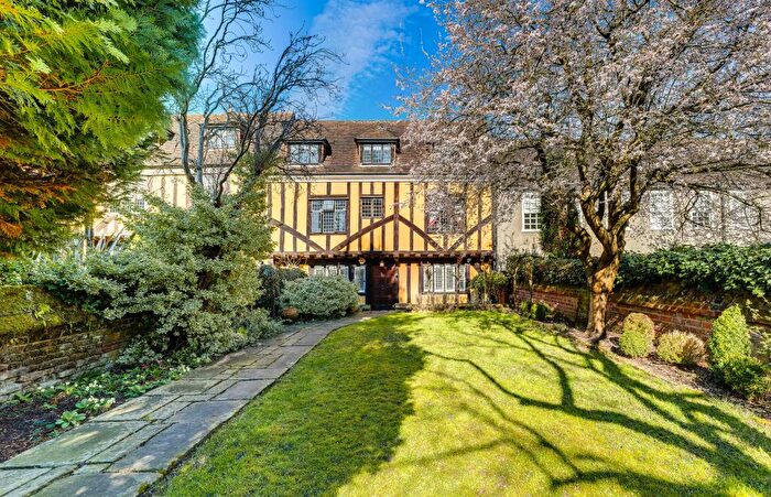 5 Bedroom Terraced House For Sale In Court Yard, London, SE9