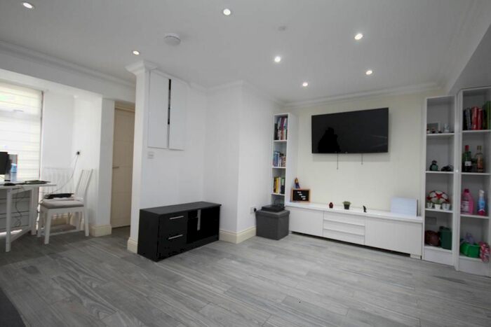 2 Bedroom Flat To Rent In Laura Terrace Brownswood Road, Finsbury Park, London, N4