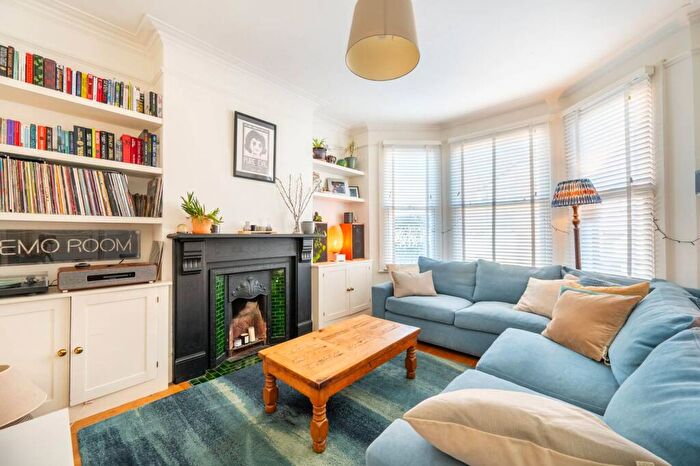 2 Bedroom Flat For Sale In Temple Road, Cricklewood, London, NW2