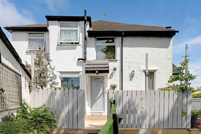 2 Bedroom Flat For Sale In Park Road, London, NW4