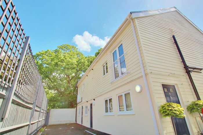 2 Bedroom Flat To Rent In Hawkeswood Road, Bitterne Manor, SO18