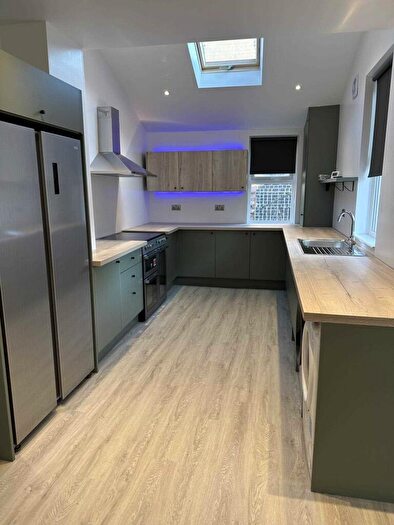 6 Bedroom Semi-Detached House To Rent In Platt Lane, Fallowfield, M14