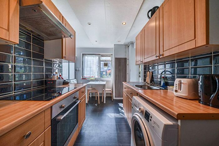 3 Bedroom Flat For Sale In Stockwell Road, Brixton, London, SW9