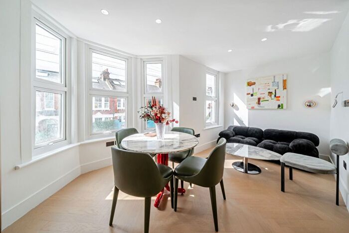 2 Bedroom Flat For Sale In Gosberton Road, Balham, London, SW12