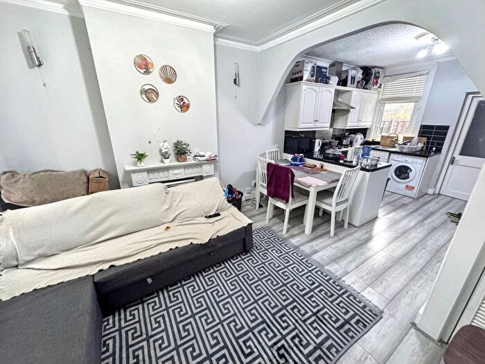 2 Bedroom Property To Rent In Pond Road, Stratford, E15