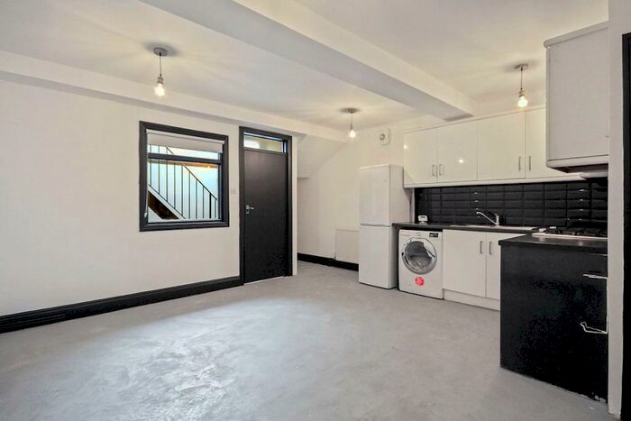 3 Bedroom Apartment To Rent In Brett Road, London, E8