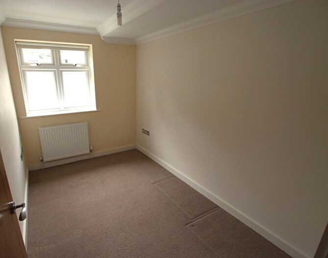 3 Bedroom Flat To Rent In Queens Park Avenue, BH8