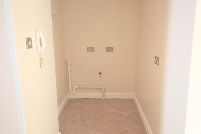 2 Bedroom Flat To Rent In Cleveland Road, Torquay, Devon, TQ2