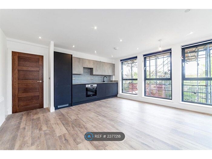 2 Bedroom Flat To Rent In Park House, New Malden, KT3