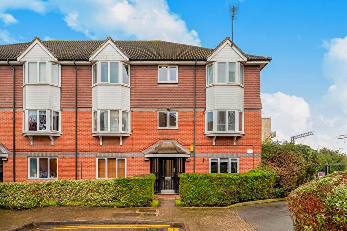 2 Bedroom Flat For Sale In Bunning Way, Islington, N7