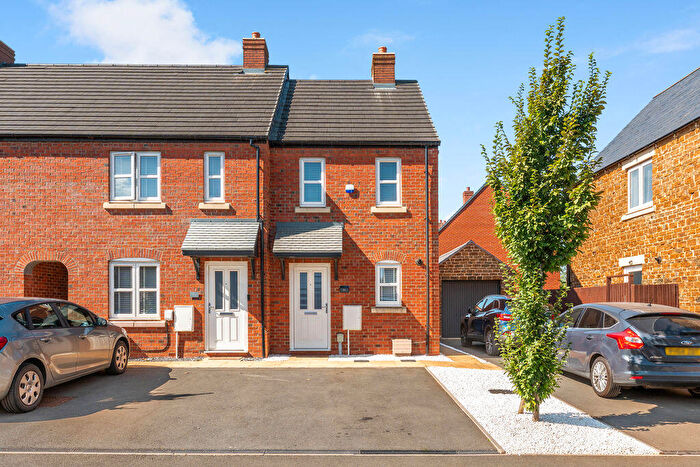 2 Bedroom End Of Terrace House For Sale In Bismore Road, Banbury, OX16