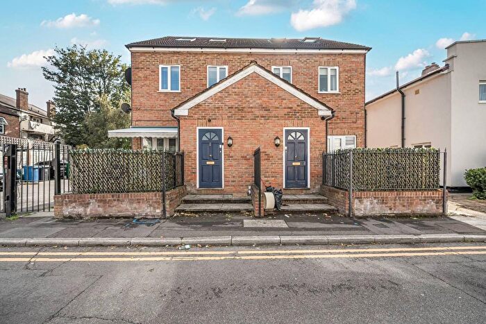 2 Bedroom Maisonette For Sale In Taffy's How, Mitcham, CR4