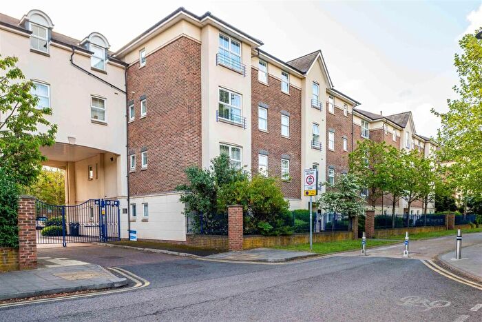 2 Bedroom Flat To Rent In Sandringham Court, Skerne Walk, Kingston Upon Thames, KT2