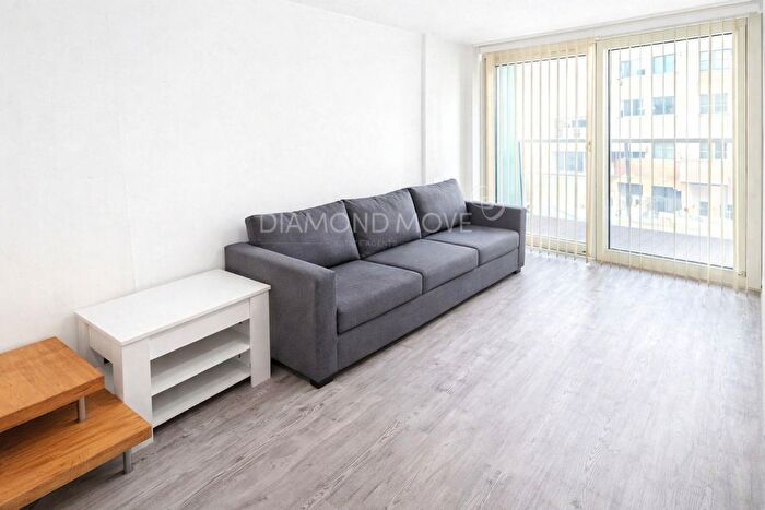 2 Bedroom Flat For Sale In Prince Regent Road, Hounslow, TW3