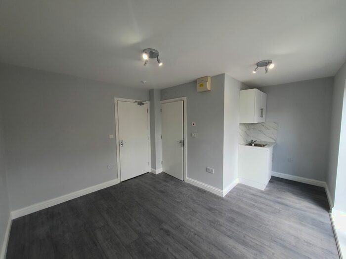 Studio To Rent In Divine Way, Hayes, UB3