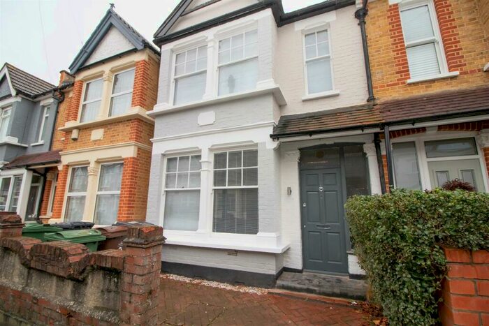 3 Bedroom House To Rent In Ainslie Wood Road, Chingford, E4