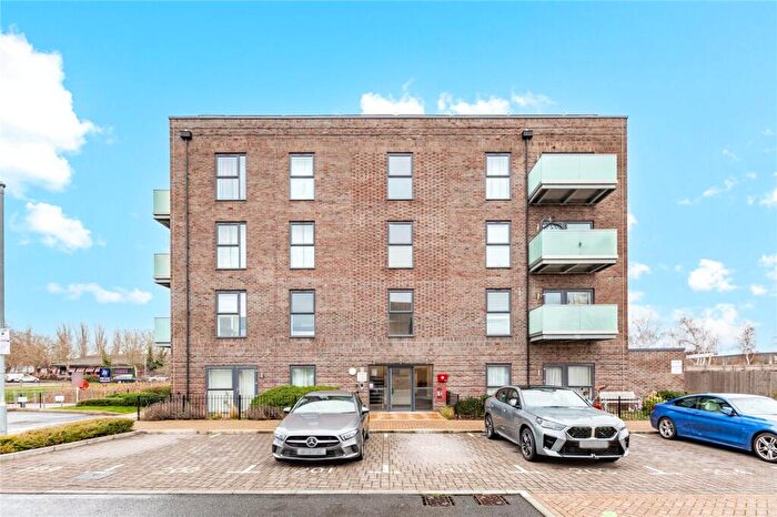 2 Bedroom Apartment For Sale In Carrowmore Close, West Thurrock, Grays, Essex, RM20