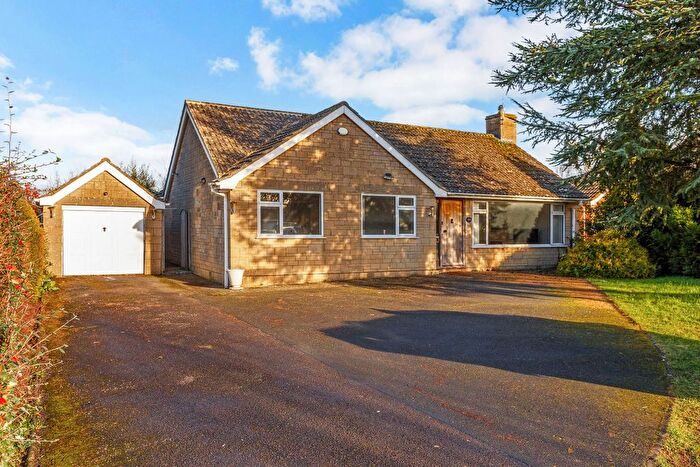 3 Bedroom Bungalow For Sale In Hampton Grove, Cirencester, GL7