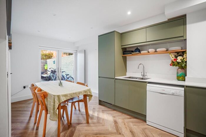 3 Bedroom Maisonette For Sale In Crystal Palace Road, East Dulwich, London, SE22