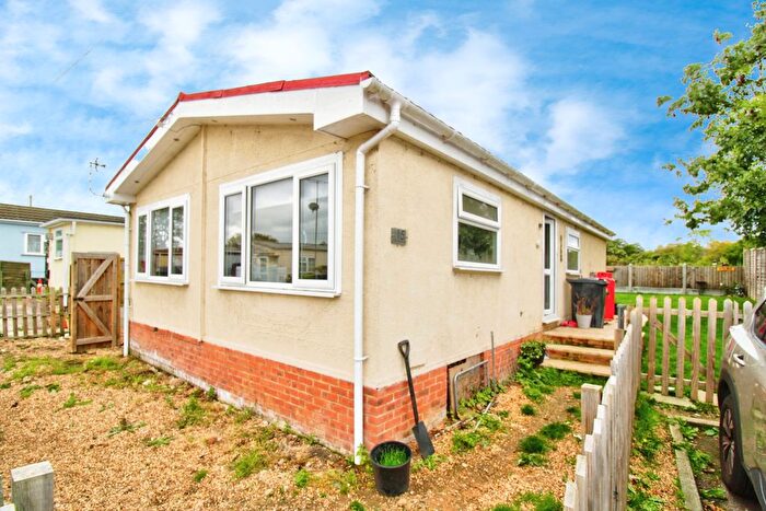 3 Bedroom Mobile/park Home For Sale In Sunset Drive, Romford, RM4