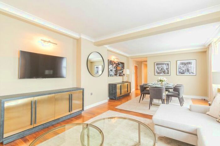 3 Bedroom Flat To Rent In Hill Street, London, W1J