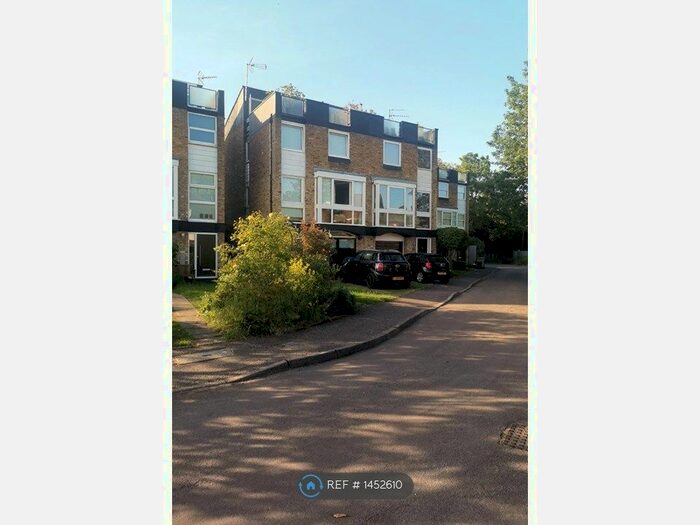 3 Bedroom Semi-Detached House To Rent In Meadow Close, Richmond, TW10