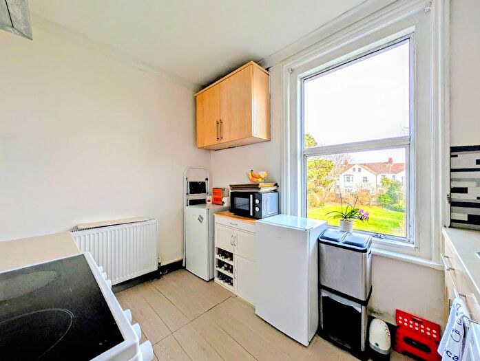 1 Bedroom Flat For Sale In Navarino Road, Worthing, BN11