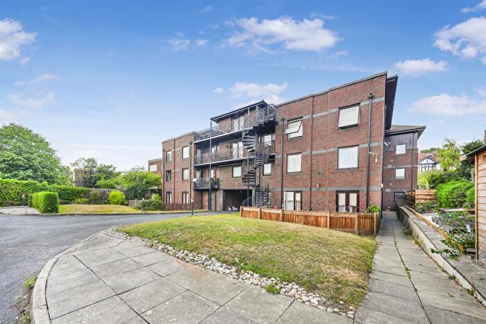 1 Bedroom Apartment For Sale In Chingford Avenue, Chingford, E4