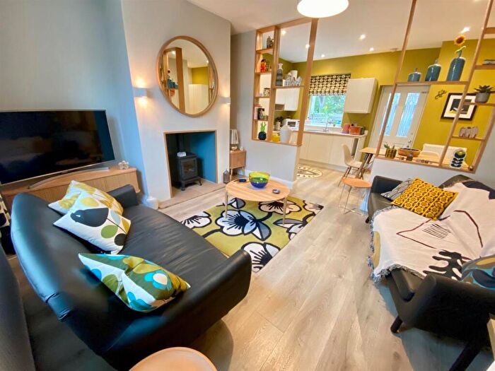 2 Bedroom Cottage For Sale In Westgate, Almondbury, Huddersfield, HD5