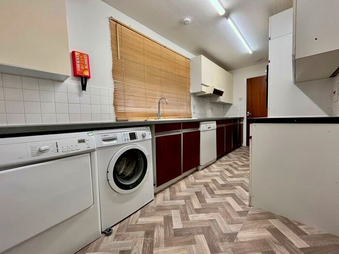 5 Bedroom House To Rent In Edgeborough Way, Bromley, BR1