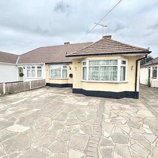 3 Bedroom Bungalow To Rent In St. Marys Lane, Upminster, RM14