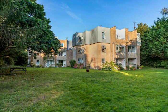 3 Bedroom Apartment To Rent In Flat, Stoneleigh Court, Lansdown Road, Bath, BA1