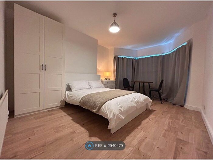 3 Bedroom Flat To Rent In The Grange, London, W4