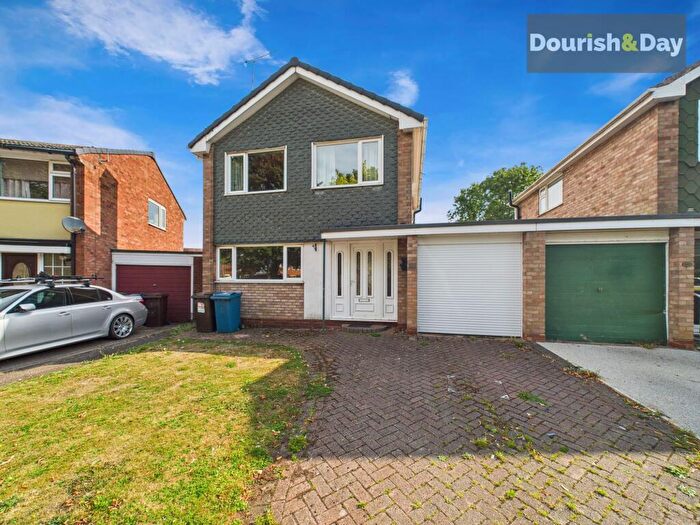 3 Bedroom Link Detached House For Sale In Manor Farm Crescent, Stafford, ST17