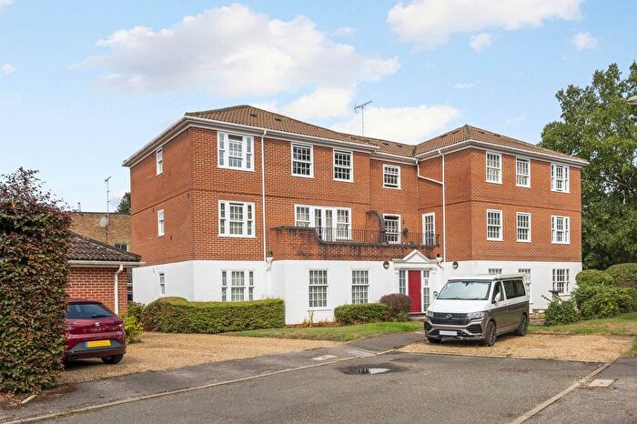 1 Bedroom Flat For Sale In Stoneleigh Park, Weybridge, KT13