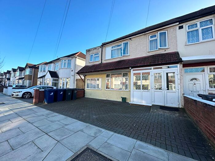 5 Bedroom Semi-detached House For Sale In Scotts Road, Southall, UB2