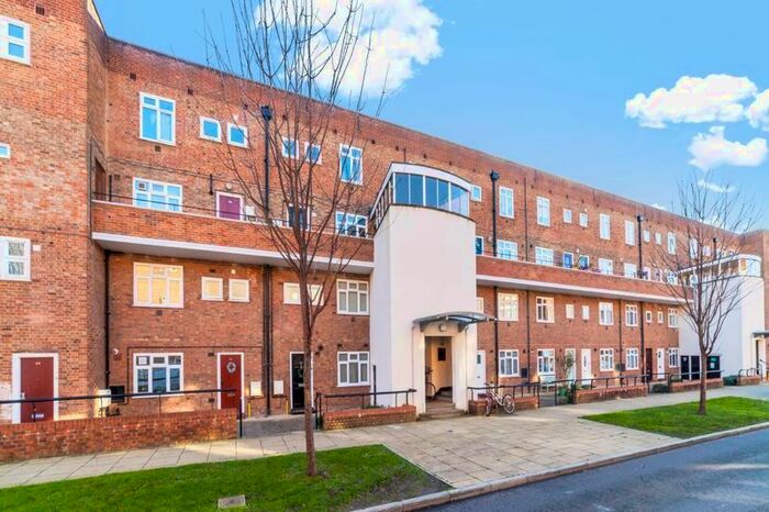 5 Bedroom Flat To Rent In Frensham Drive, London, SW15