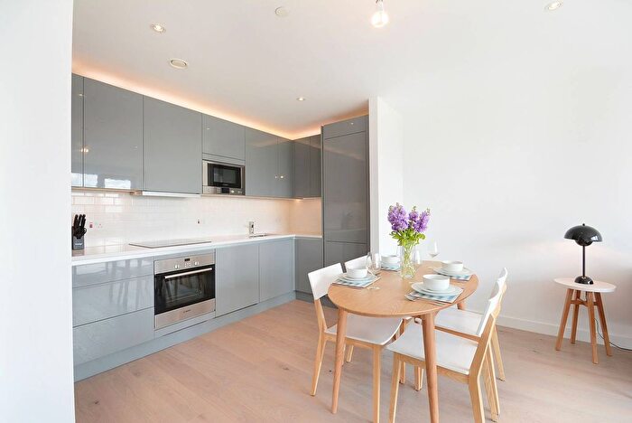 1 Bedroom Flat To Rent In Rutherford Heights, Elephant And Castle, London, SE17