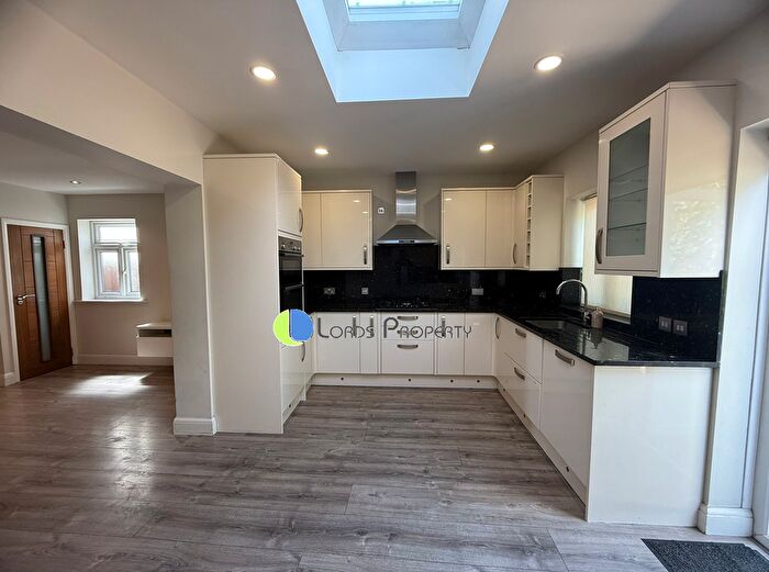 4 Bedroom Semi-Detached House To Rent In Munster Gardens, Palmers Green, N13