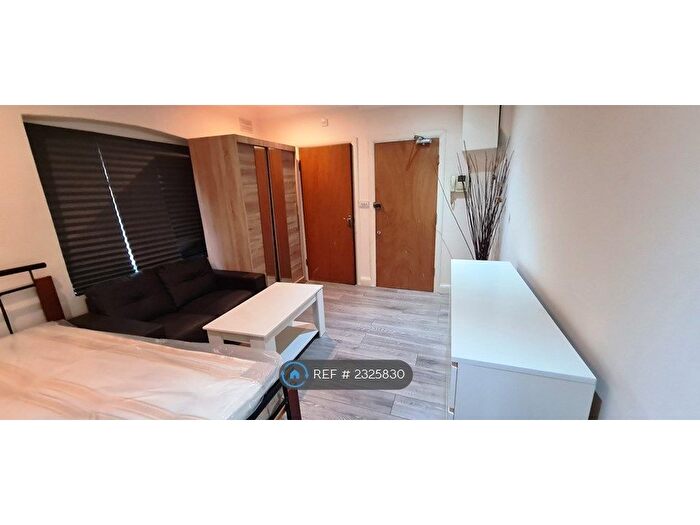 Studio To Rent In New Southgate, London, N11