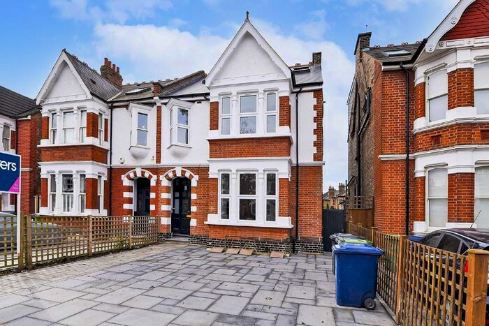 Studio To Rent In Twyford Avenue, London, W3