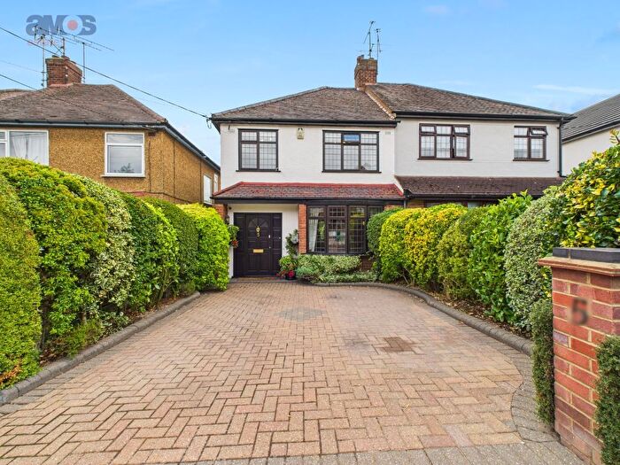 3 Bedroom Semi-detached House For Sale In Tudor Way, Hockley, Essex, SS5