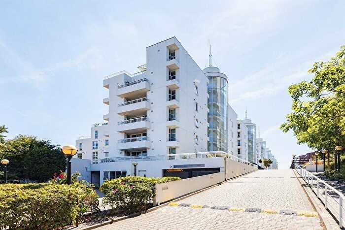 2 Bedroom Apartment To Rent In Barrier Point Road, London City Airport, Silvertown, Royal Victoria Docks, London, E16